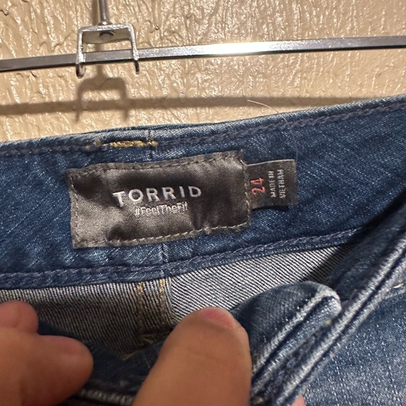 Torrid Shorts Distressed Raw Hem Size 24 - Picture 4 of 5
